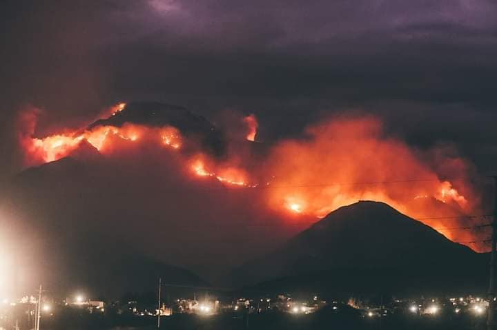 Continua activo el incendio forestal en Capilla del Monte