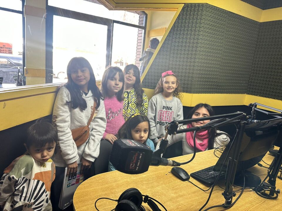 Nos visita la artista y cantante local, Ana Rodriguez y sus alumnos.