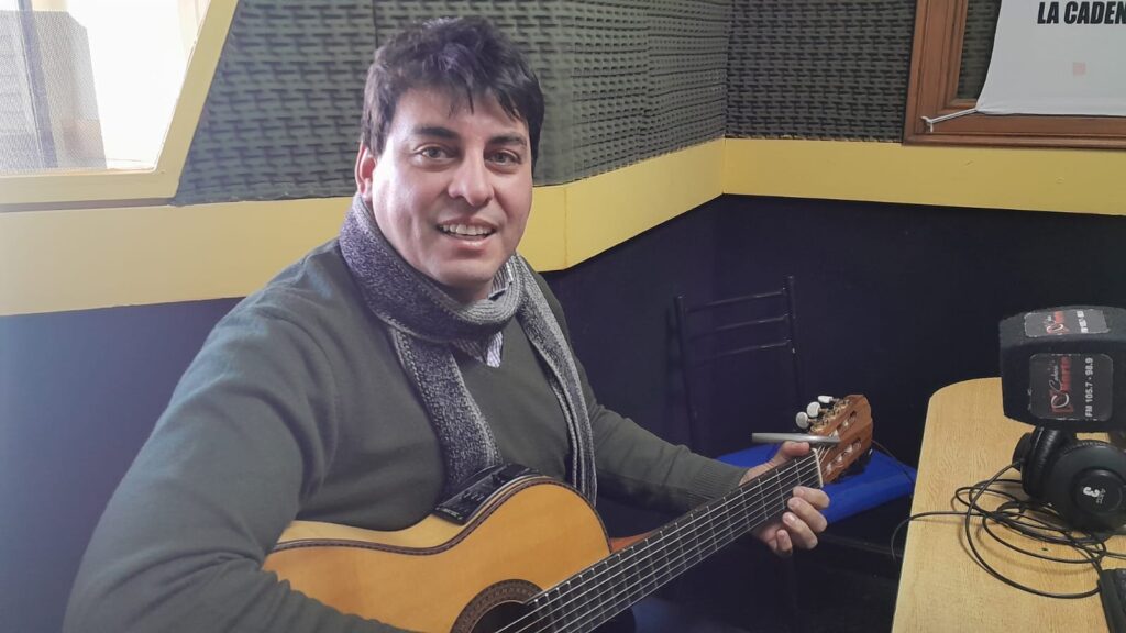 Canta en vivo Rodrigo Zelarayan