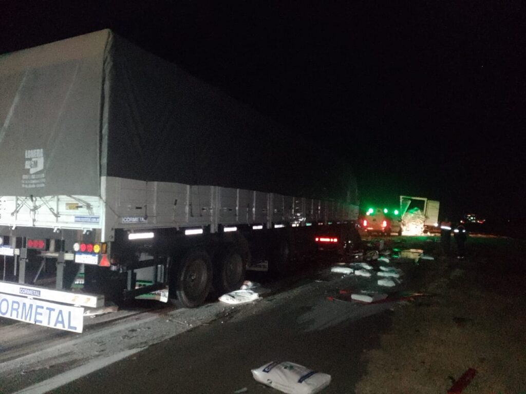 Choque entre dos camiones en Juárez Celman