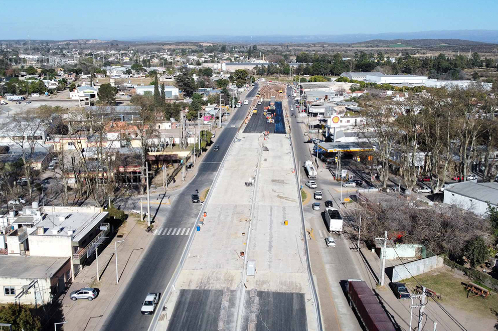 Colonia Caroya: etapa final del nuevo viaducto en Av. San Martín