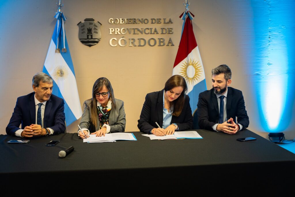 Salud firmó un convenio de colaboración con AstraZeneca