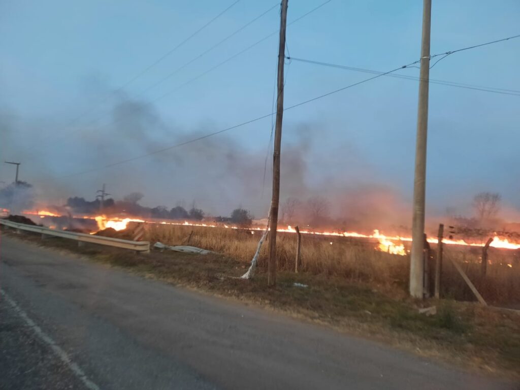 Bomberos sofocaron un incendio en la zona cerca de Jesús María.