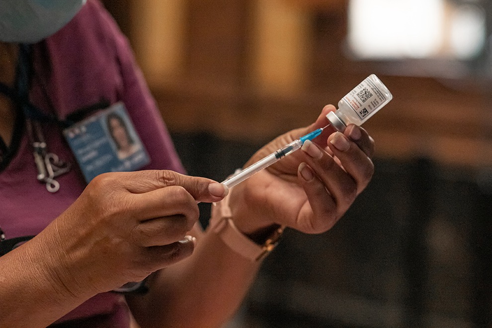 Vacunación: febrero arranca con operativos en residencias para adultos mayores
