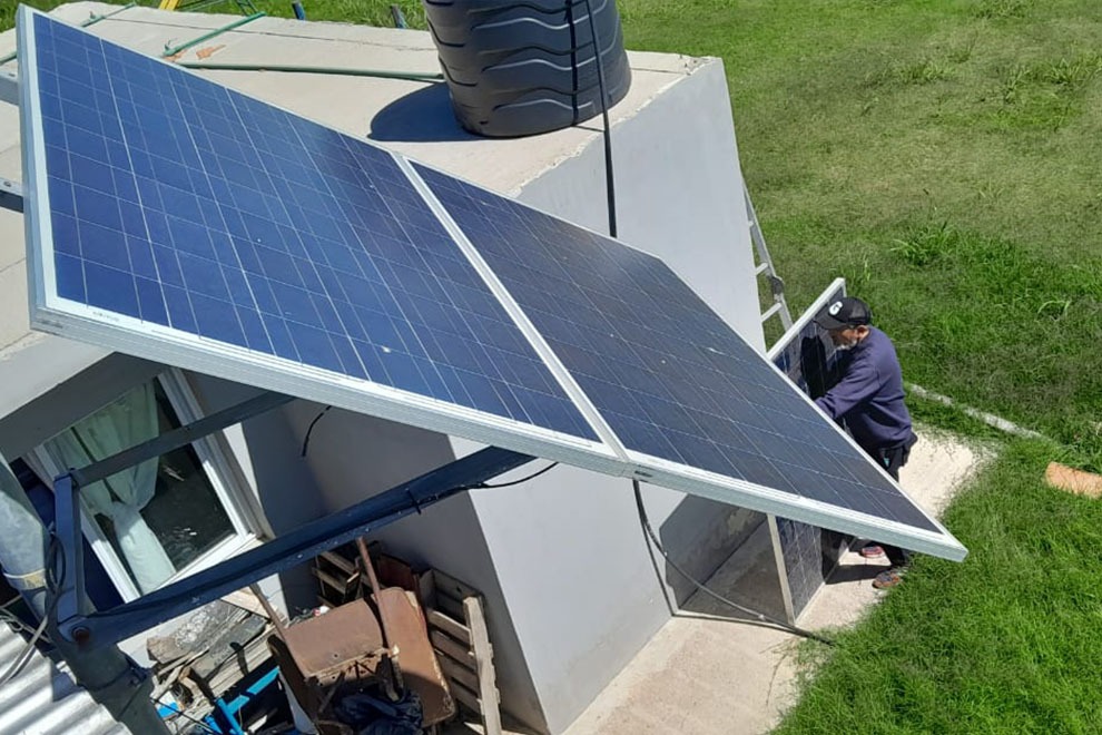 Obras de mantenimiento en escuelas rurales con equipos de energía renovable