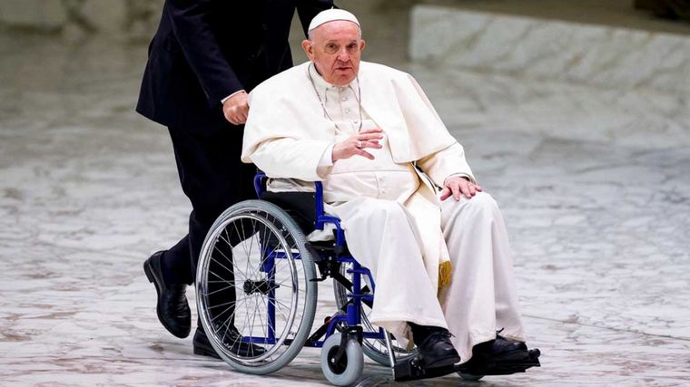 El Papa Francisco fue internado por un problema de salud